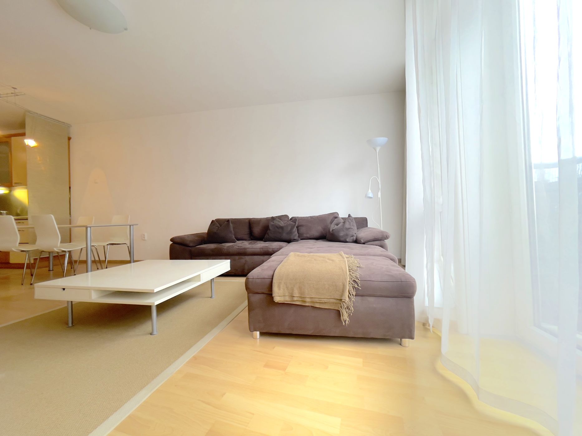 2 Bedrooms Apartment Bright and Spacious with easy public transportation