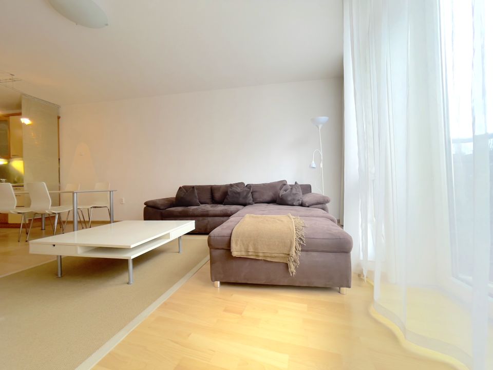 2 Bedrooms Apartment Bright and Spacious with easy public transportation