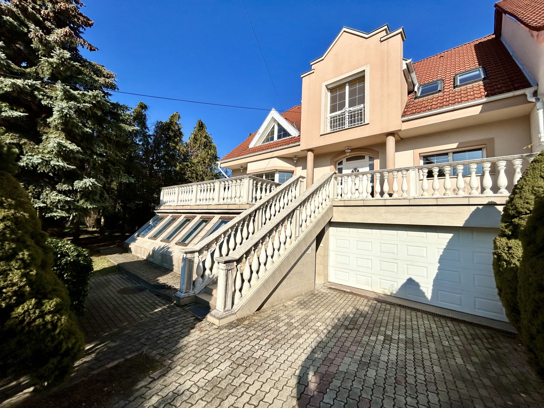 House with garden and swimming pool!