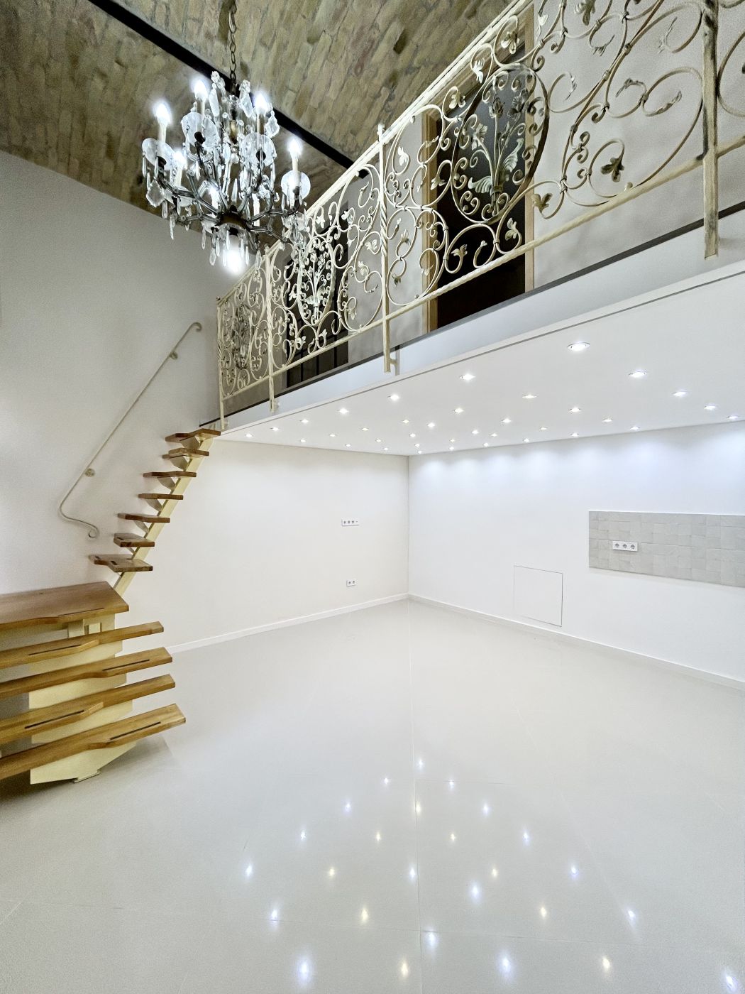 Newly renovated three bedrooms apartment
