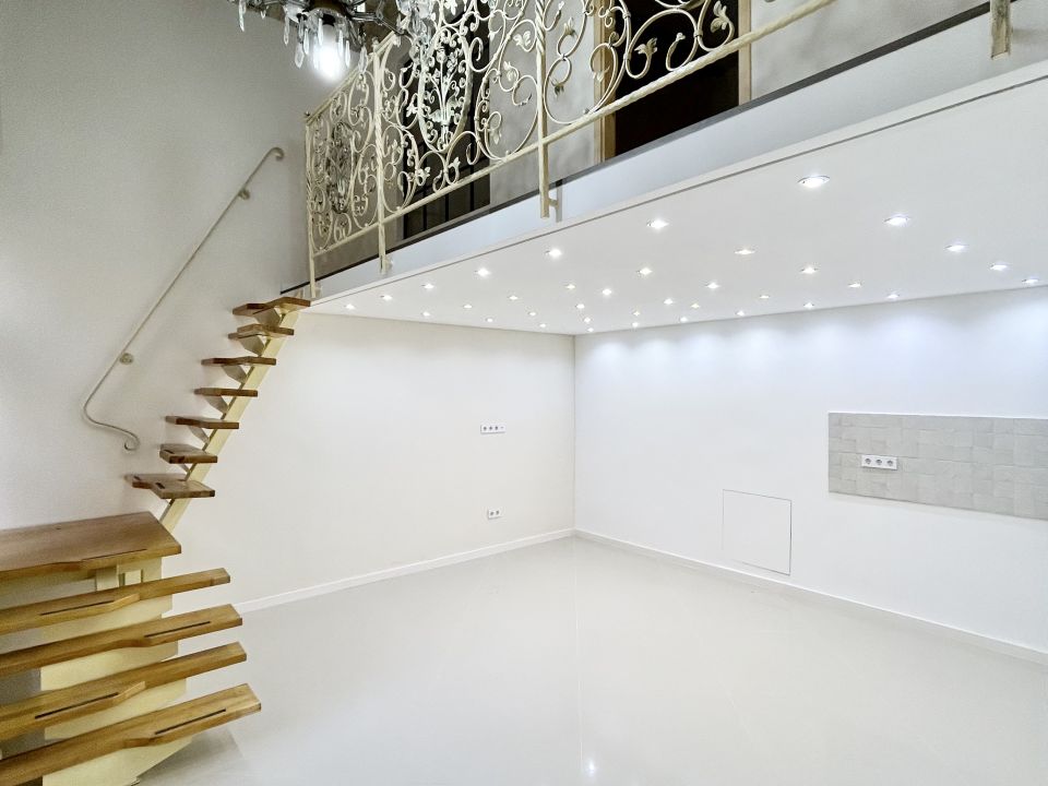 Newly renovated three bedrooms apartment