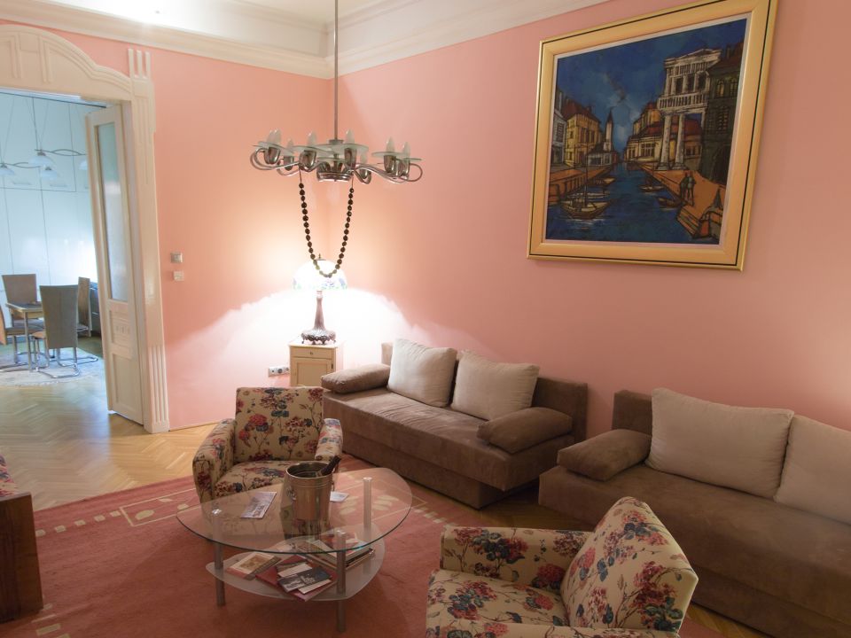 Renovated Apartment near Parliament