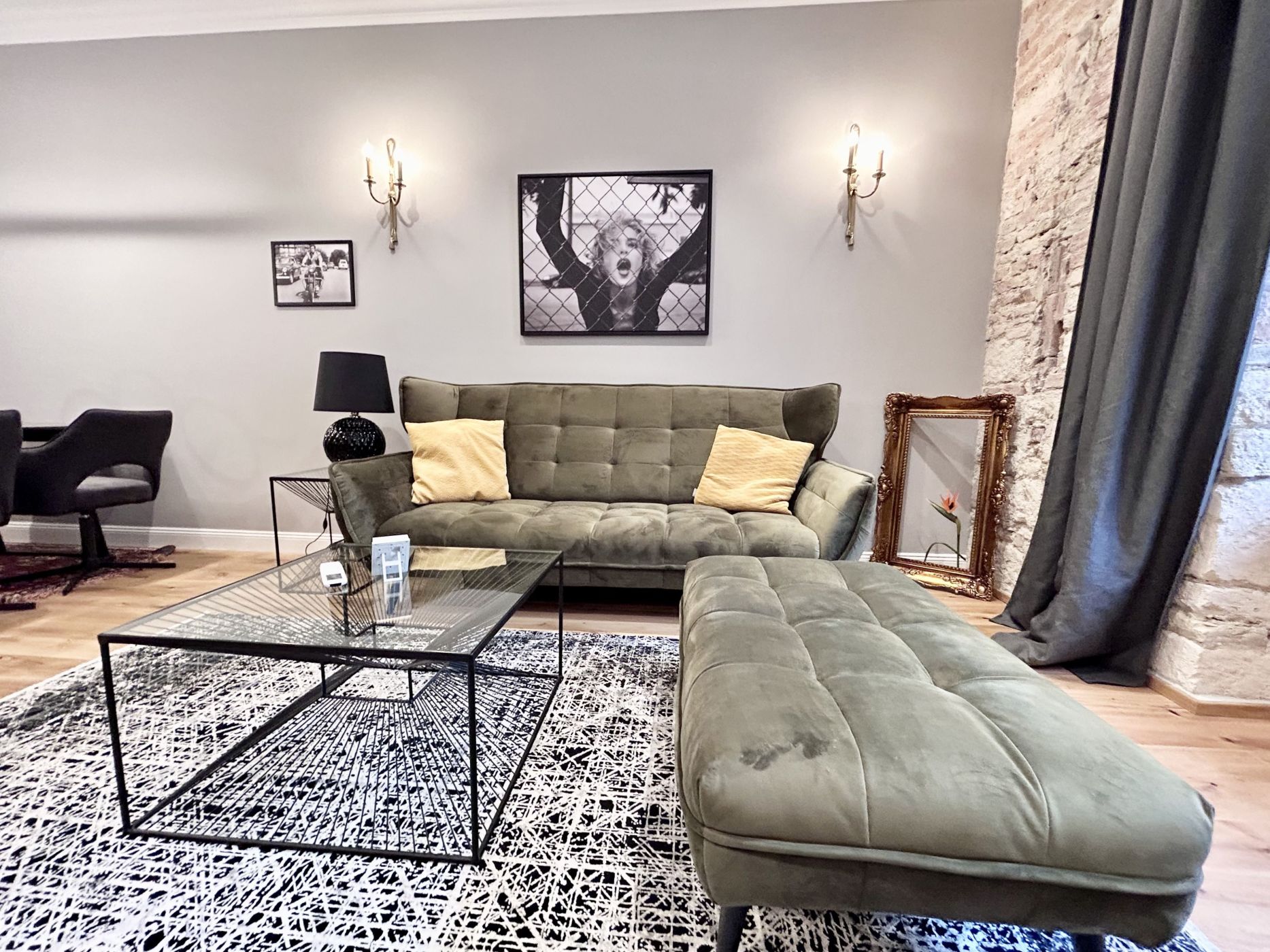 Iconic Elegance 2 Bedroom Flat in Downtown