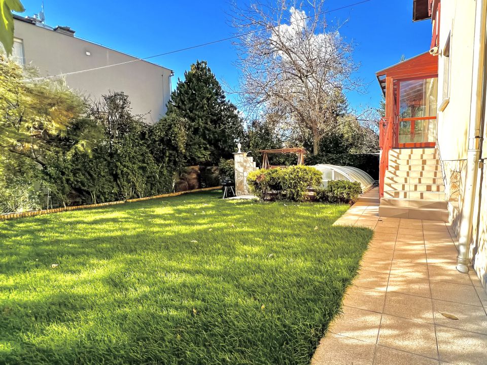 Four bedrooms apartment with pool and garden