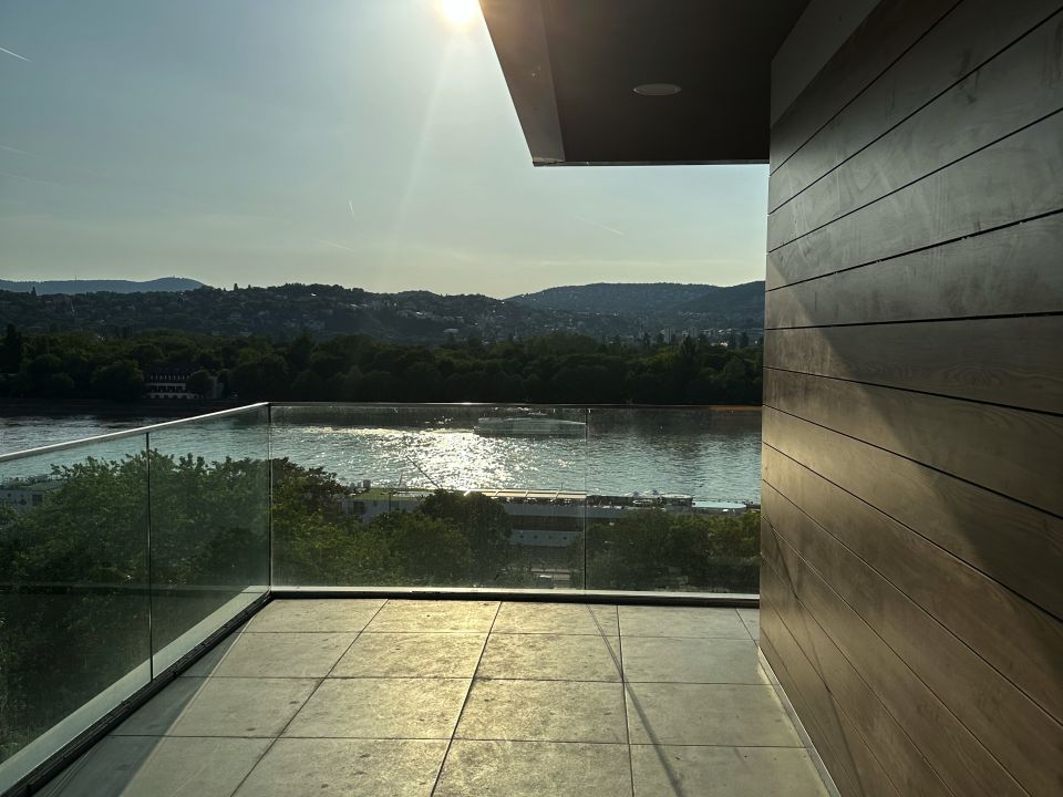 Stunning high-end mansion at Duna-Pearl
