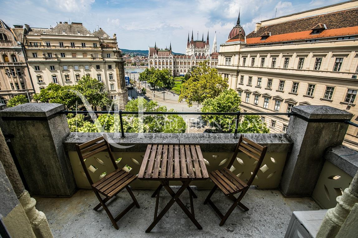 Newly renovated apartment at parliament