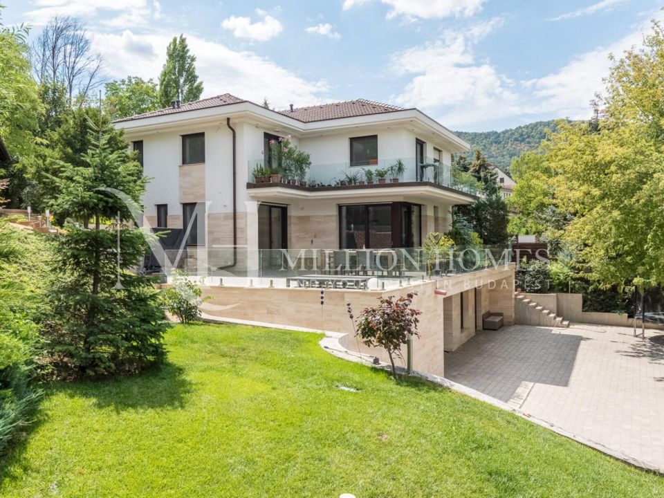 Luxurious Energy-Efficient Family Home with Panoramic Views on Testvérhegy