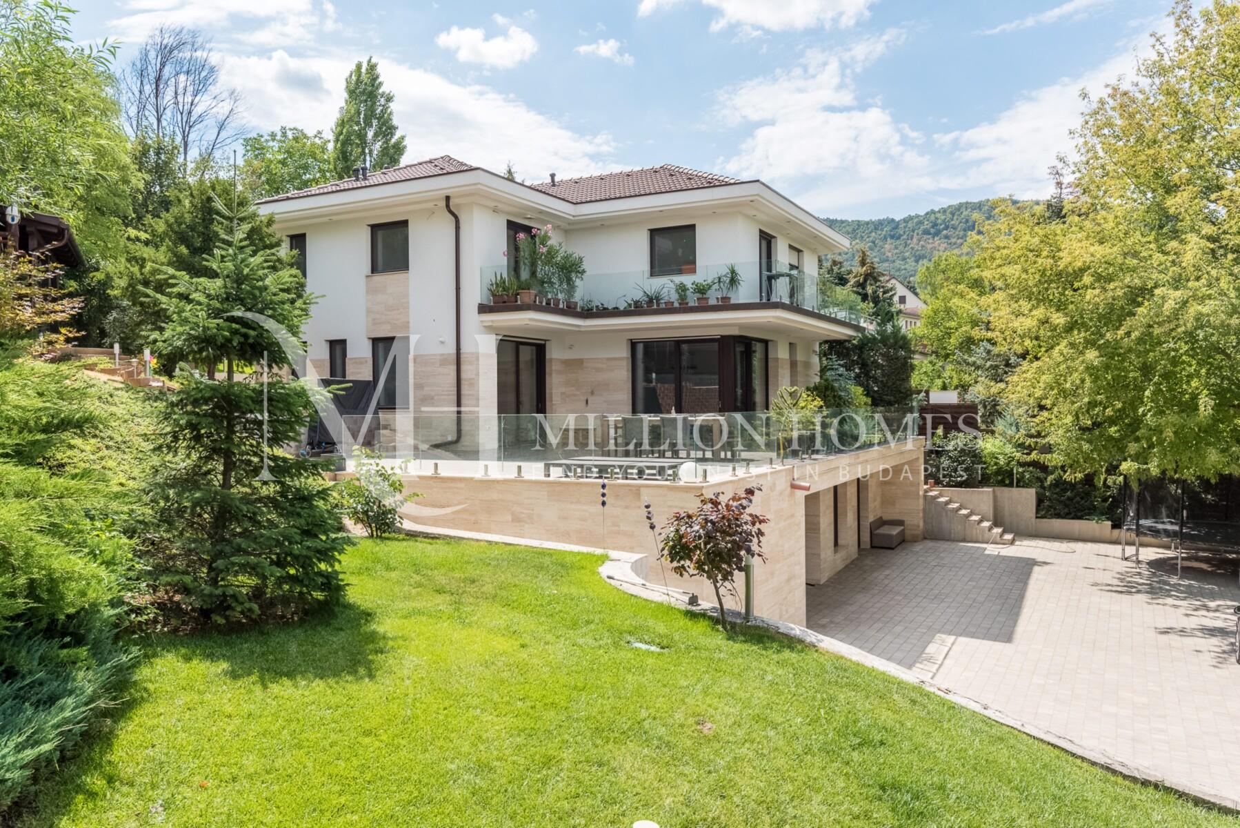 Luxurious Energy-Efficient Family Home with Panoramic Views on Testvérhegy