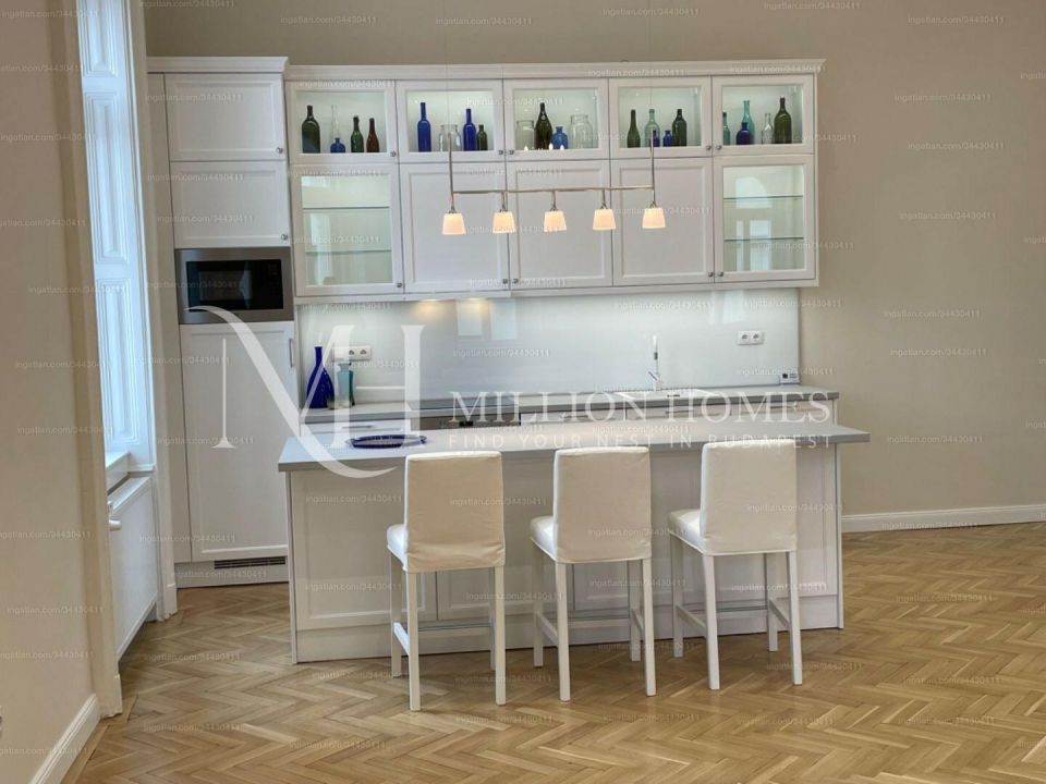 Elegant Apartment with a Balcony in a Historic Downtown