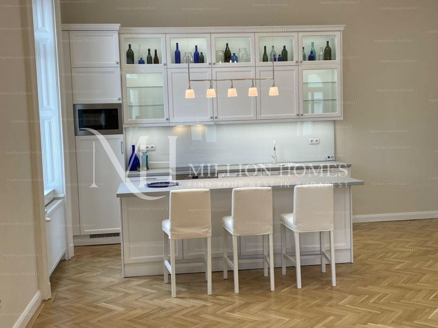 Elegant Apartment with a Balcony in a Historic Downtown