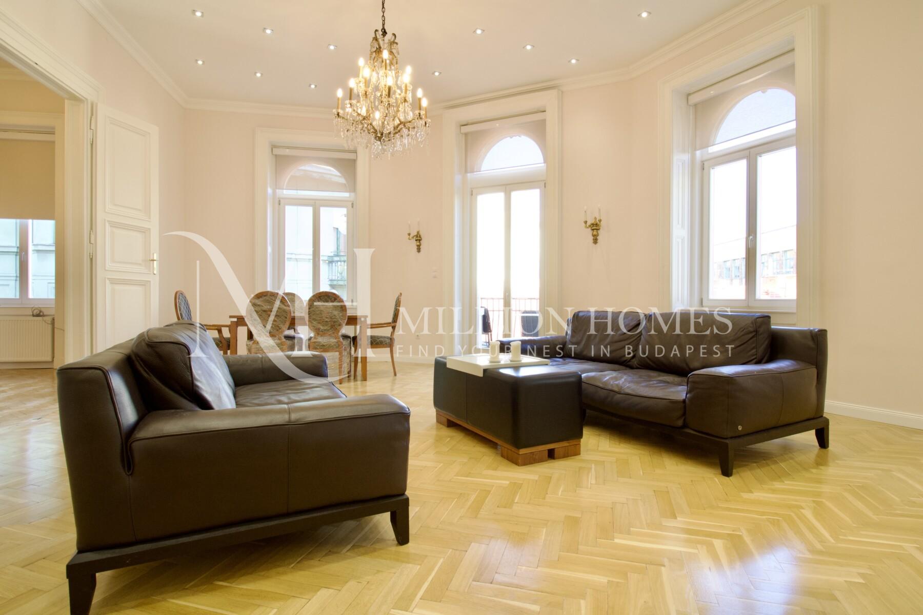 Luxurious classical downtown apartment