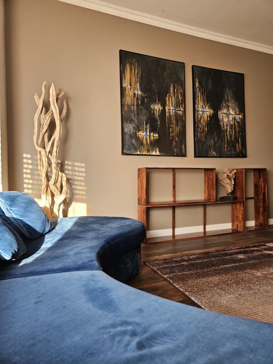 Parliament area modern flat for rent