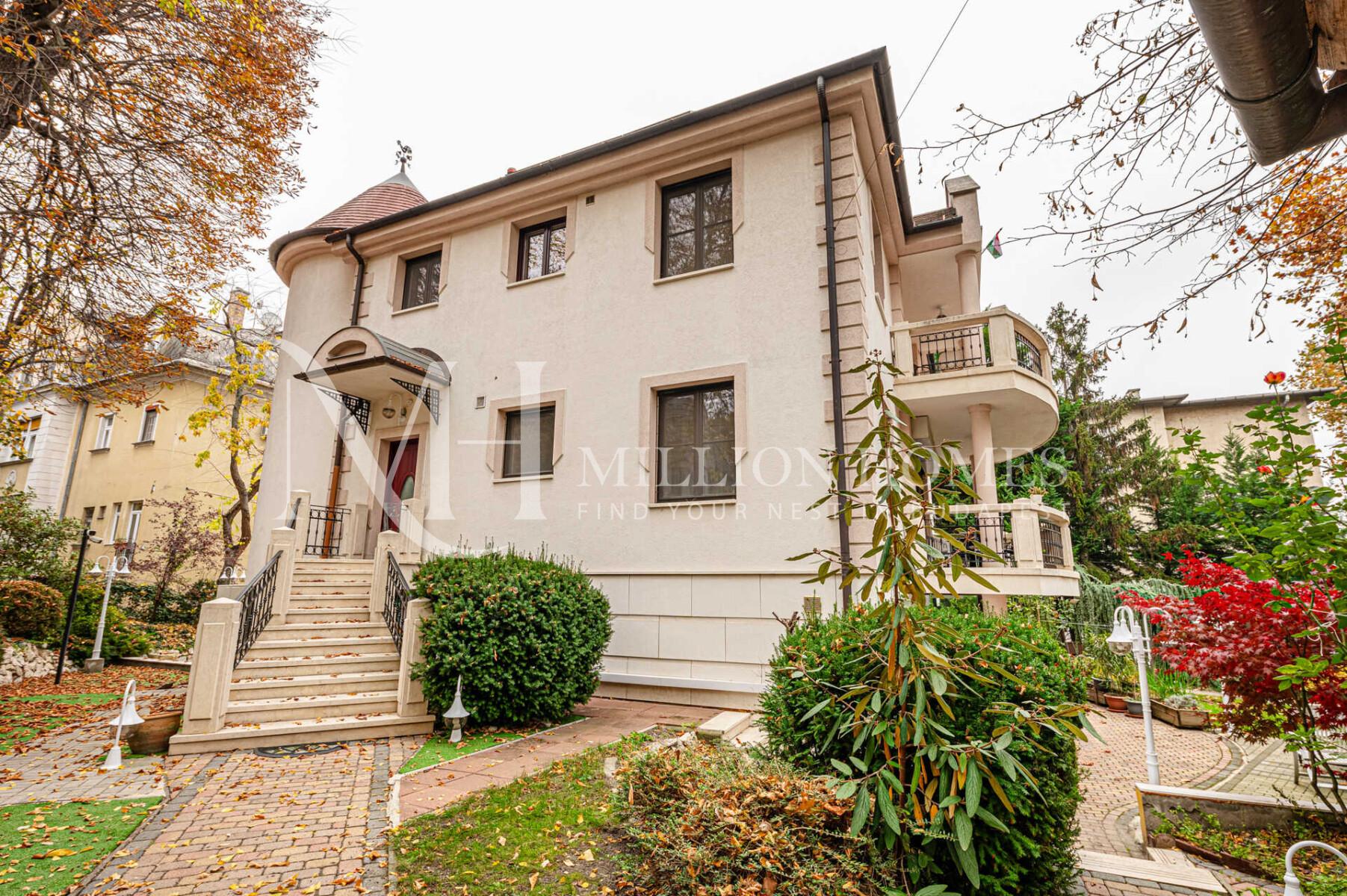 Refurbished Classic Villa with Pool and Garden on Rozsadomb