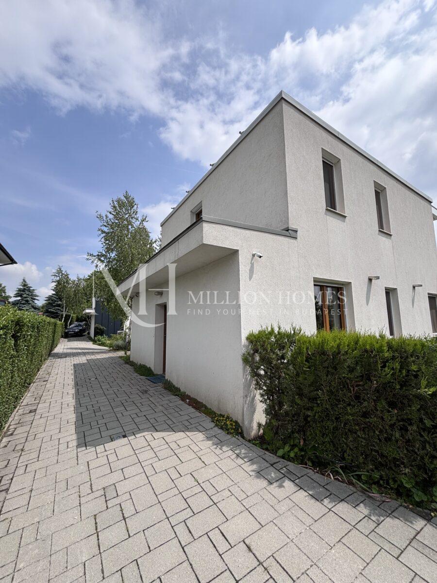 Modern, fully furnished 110m2 house in District III.